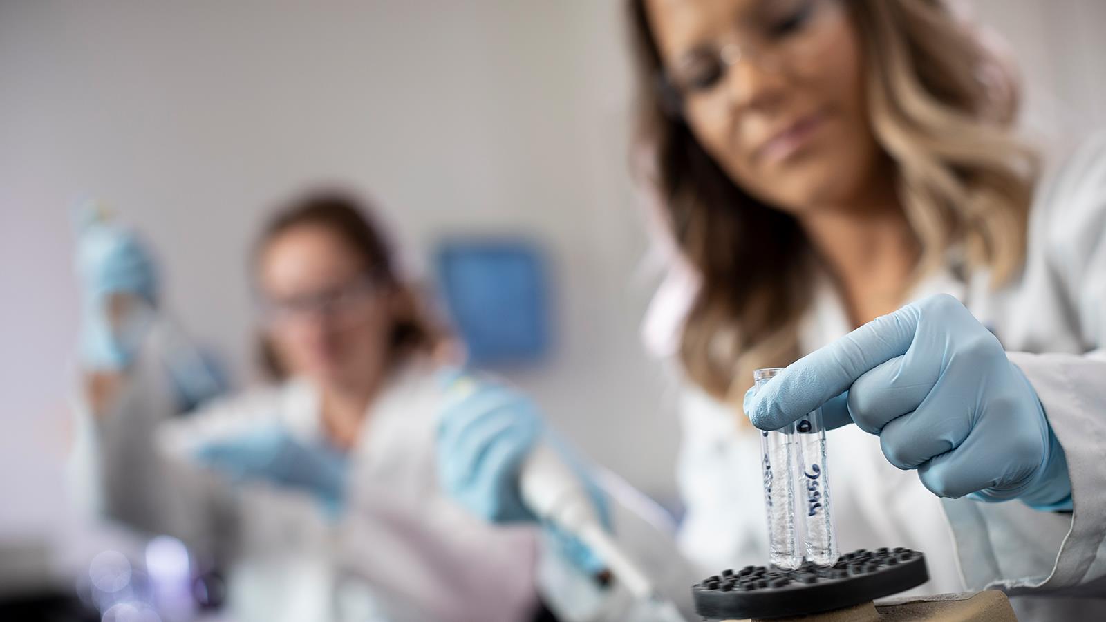 Zwei Forscherinnen mit Prüfreagenzien