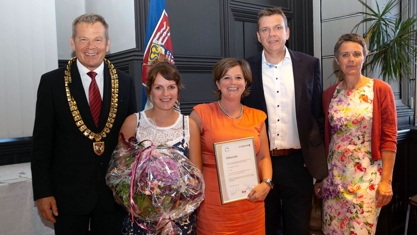 Nadine Reh, HR Marketingmanagerin (2. v. l.) nahm gemeinsam mit HR-Leiterin Tanja Templer (Mitte) und Produktionsleiter Michael Schröder (2. v. r.) den Preis entgegen.