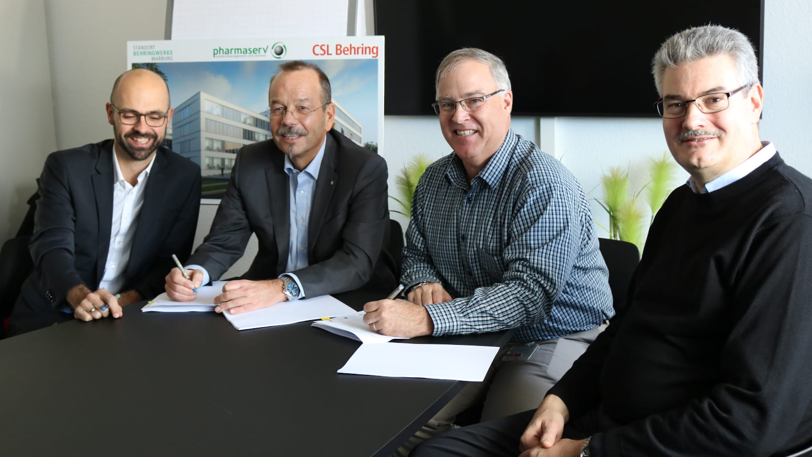 Carsten Schneider, Real Estate Management Pharmaserv; Thomas Janssen, Geschäftsführer Pharmaserv; Dr. Johannes Krämer, Engineering CSL Behring; Craig Shelanskey, Geschäftsführer CSL Behring.