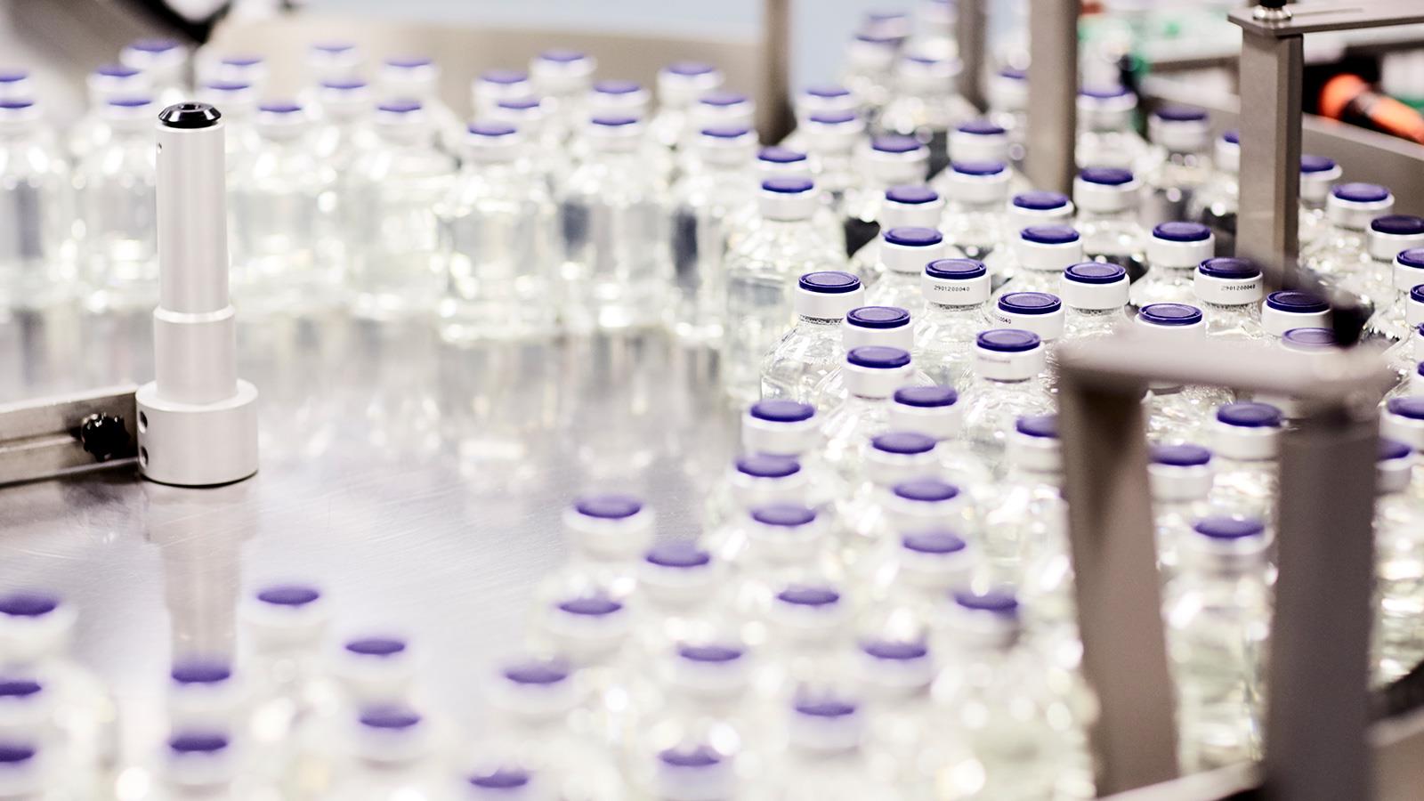 Produktflaschen mit blauen Verschlusskappen