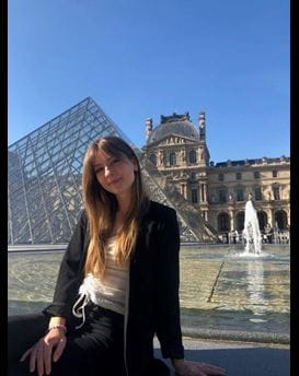 Lisa Mueller Louvre