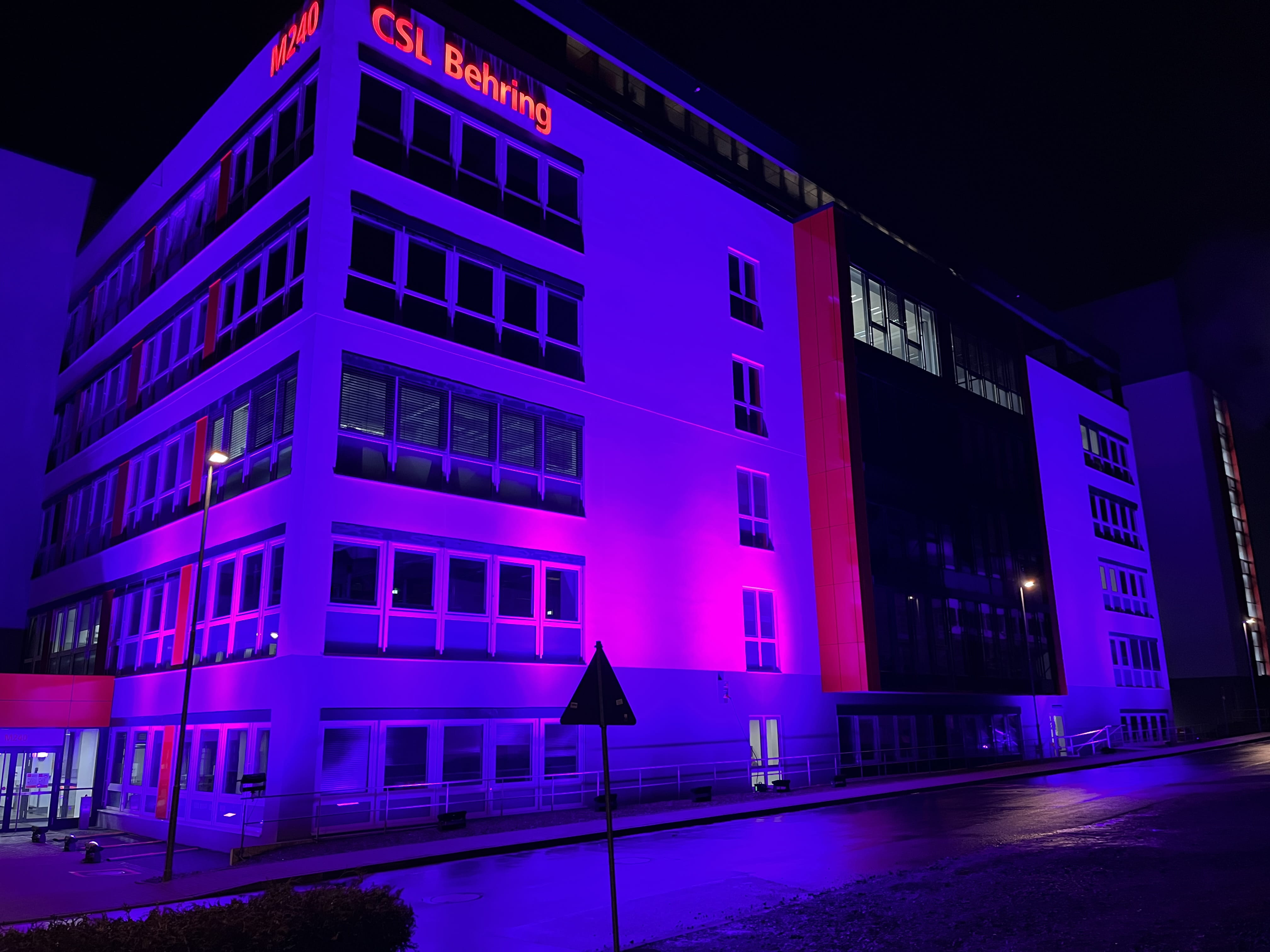 Lila angestrahltes Gebäude