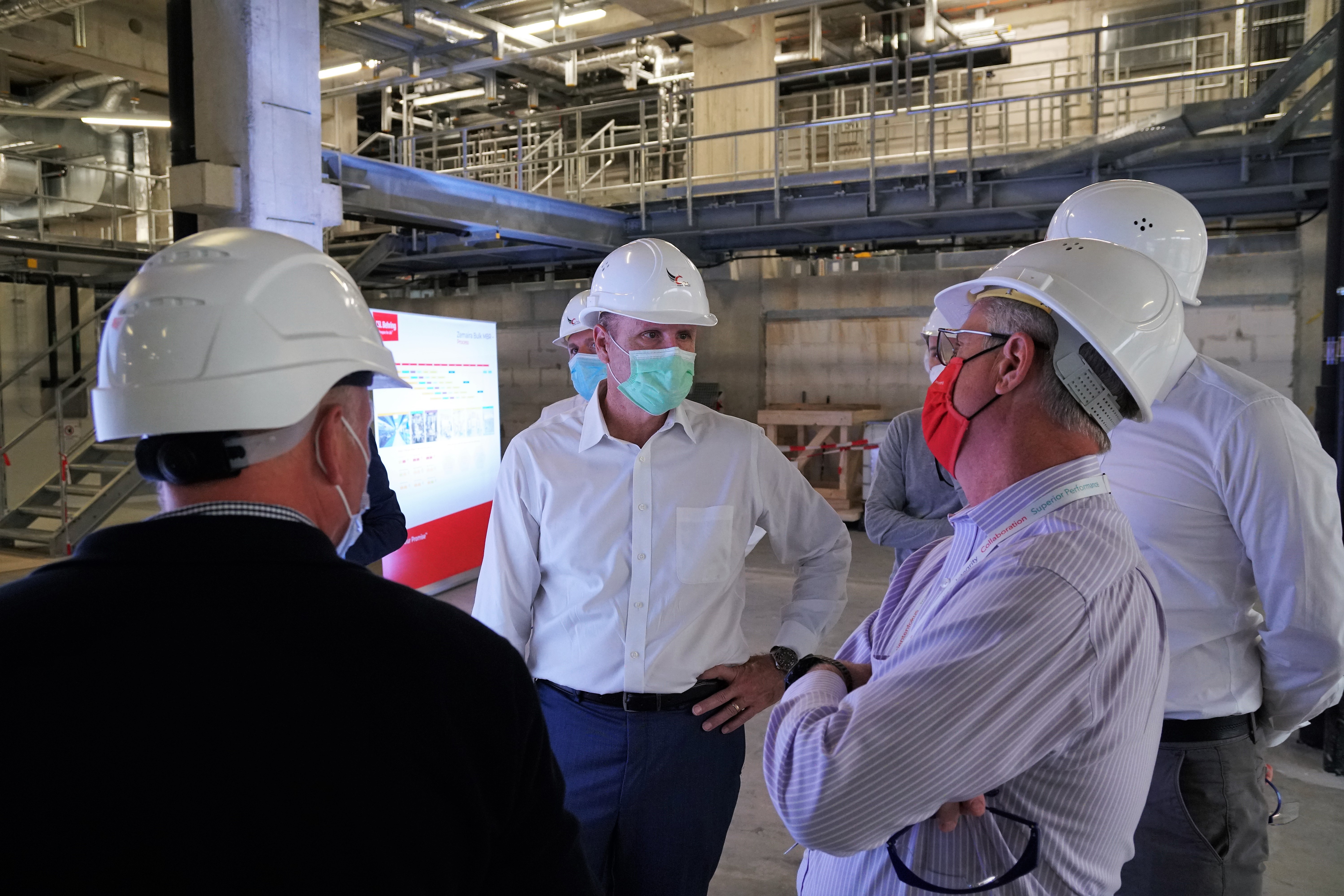 Männer mit Helmen auf Baustelle