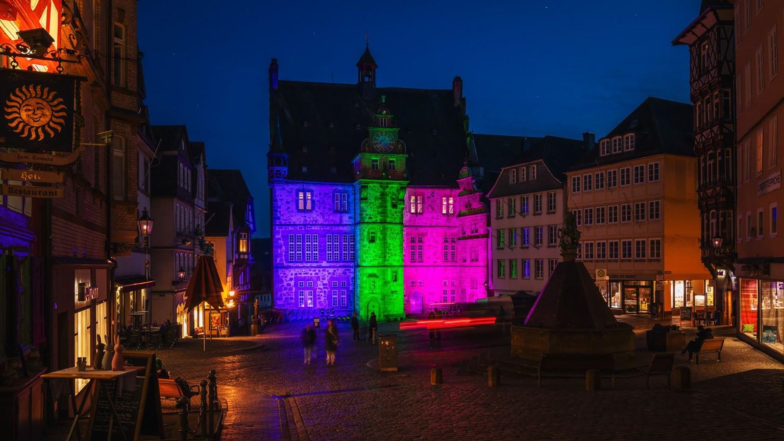 Das Marburger Rathaus erstrahlt in den Farben des Tags der seltenen Erkrankungen