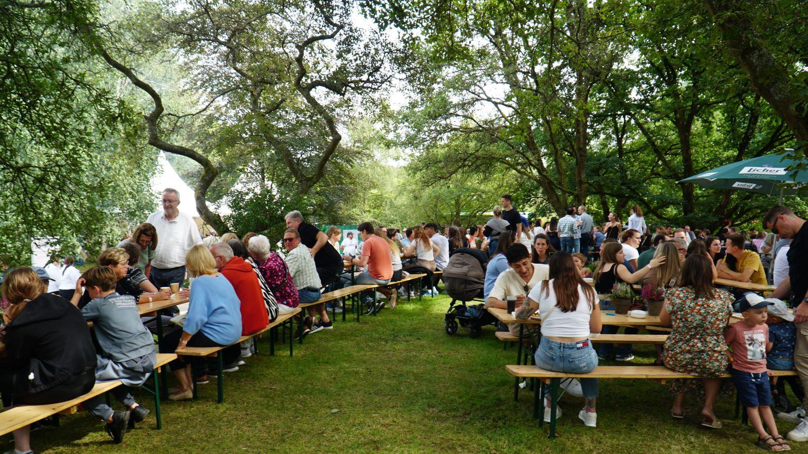 CSL feiert Sommerfest mit Mitarbeitenden im Botanischen Garten