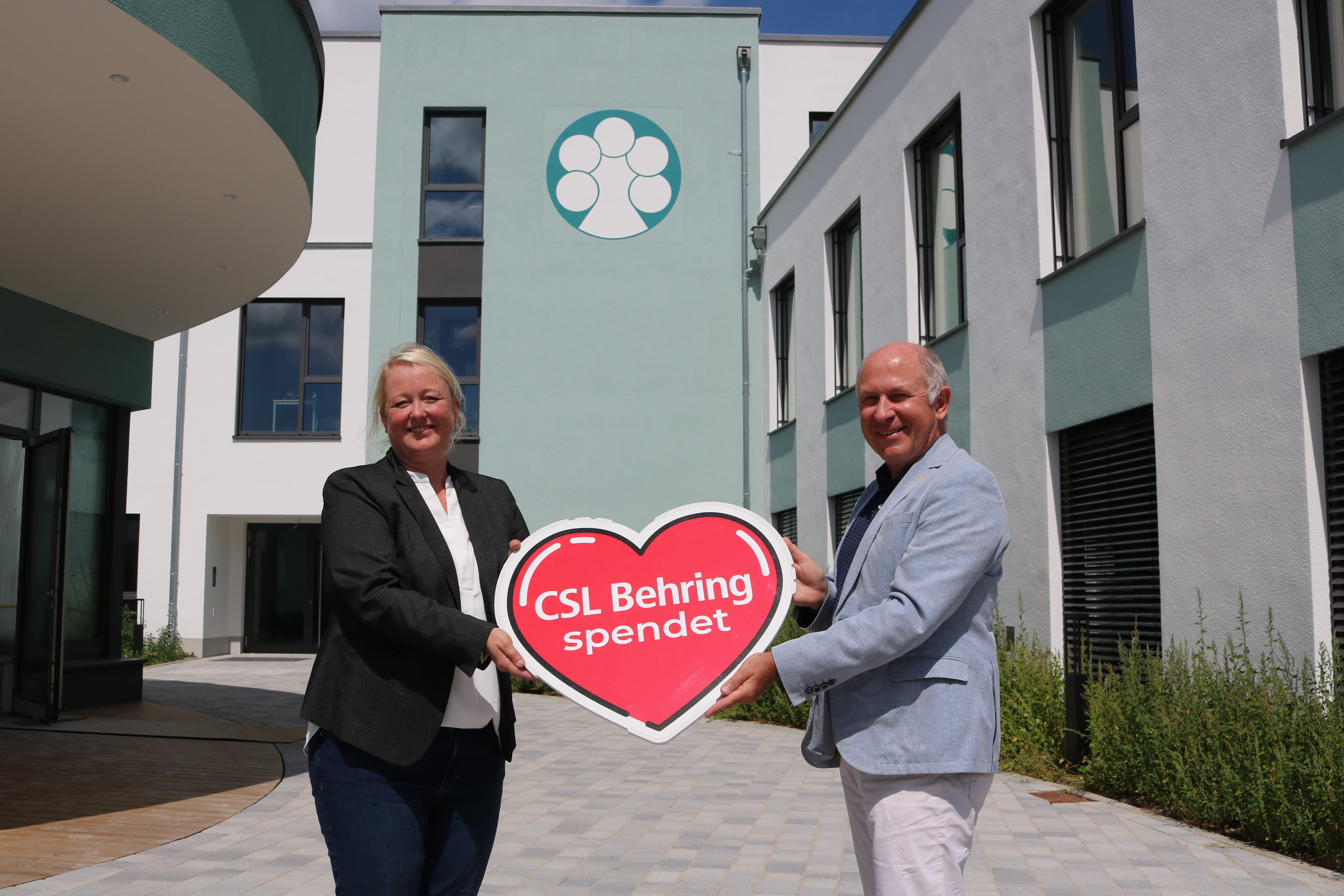 Katrin Schmidt bei der symbolischen Spendenübergabe