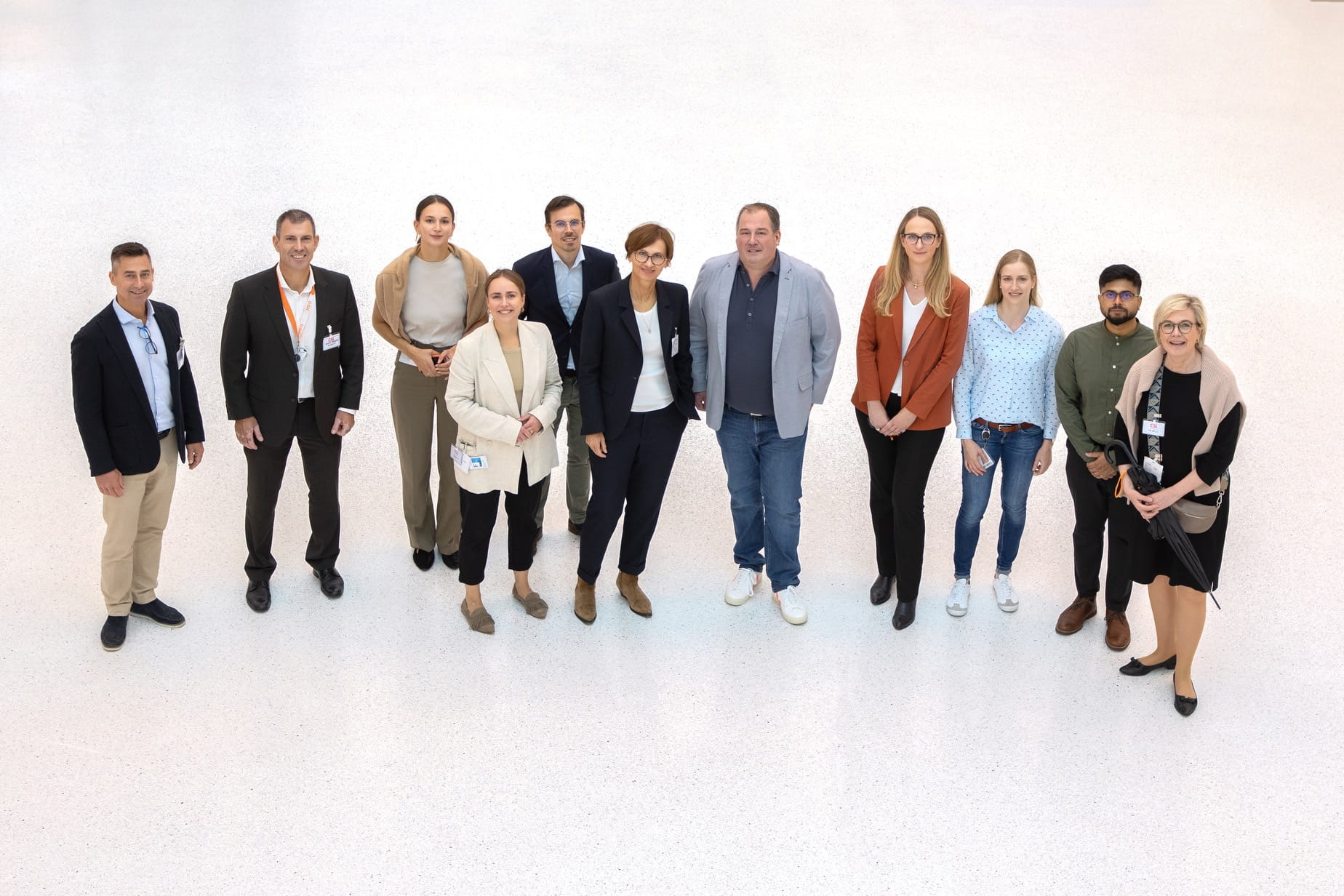 Gruppenbild mit CSL Behring Innovation Gechäftsführer Lars Groenke anlässlich und Bundesministerin Stark-Watzinger anlässlich ihres Besuchs in M600