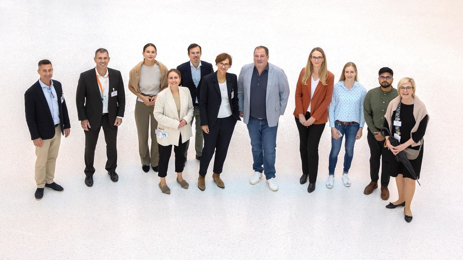 Gruppenbild mit CSL Behring Innovation Gechäftsführer Lars Groenke anlässlich und Bundesministerin Stark-Watzinger anlässlich ihres Besuchs in M600