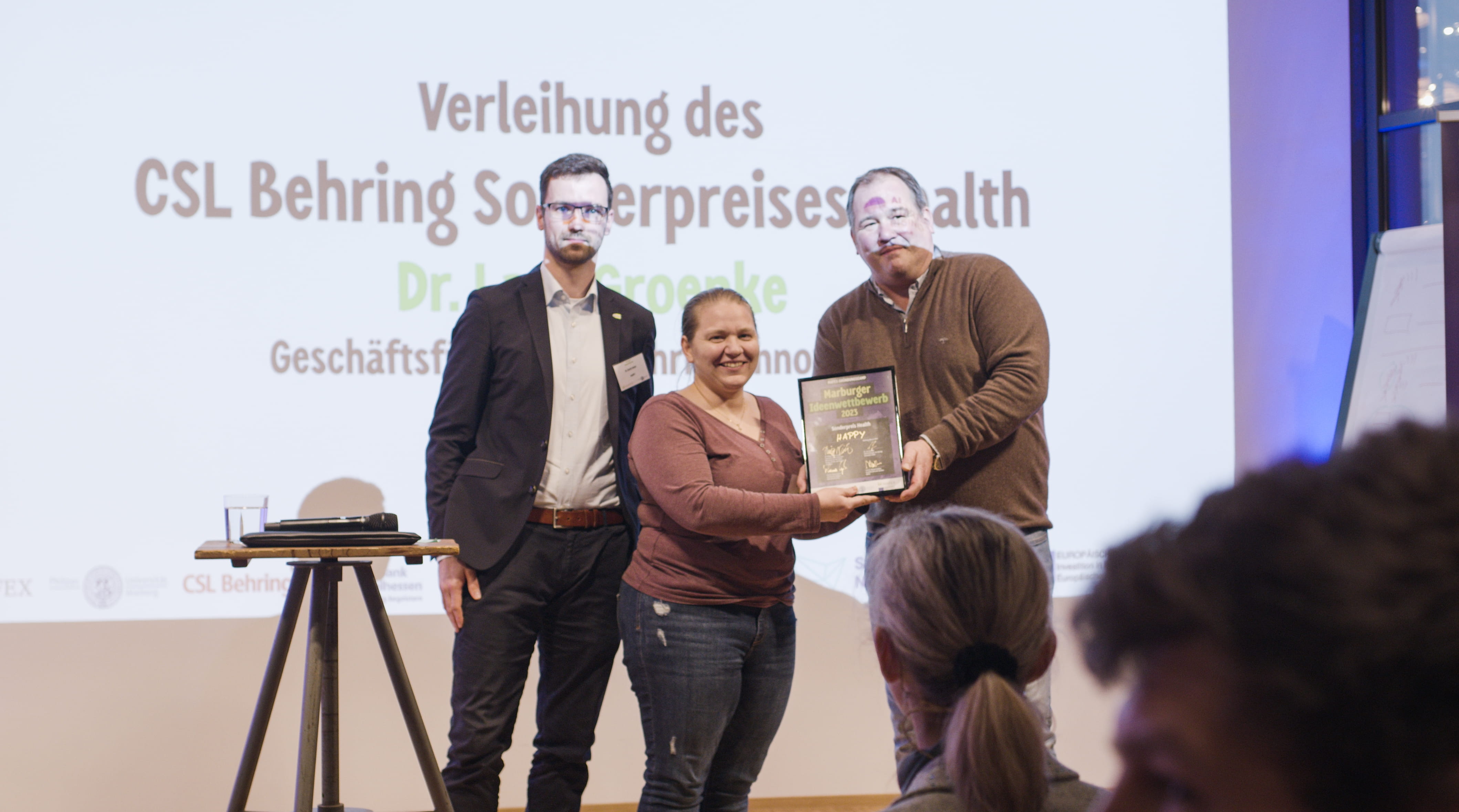 Lars Groenke hands over special prize "Health" at the Marburg Idea Competition
