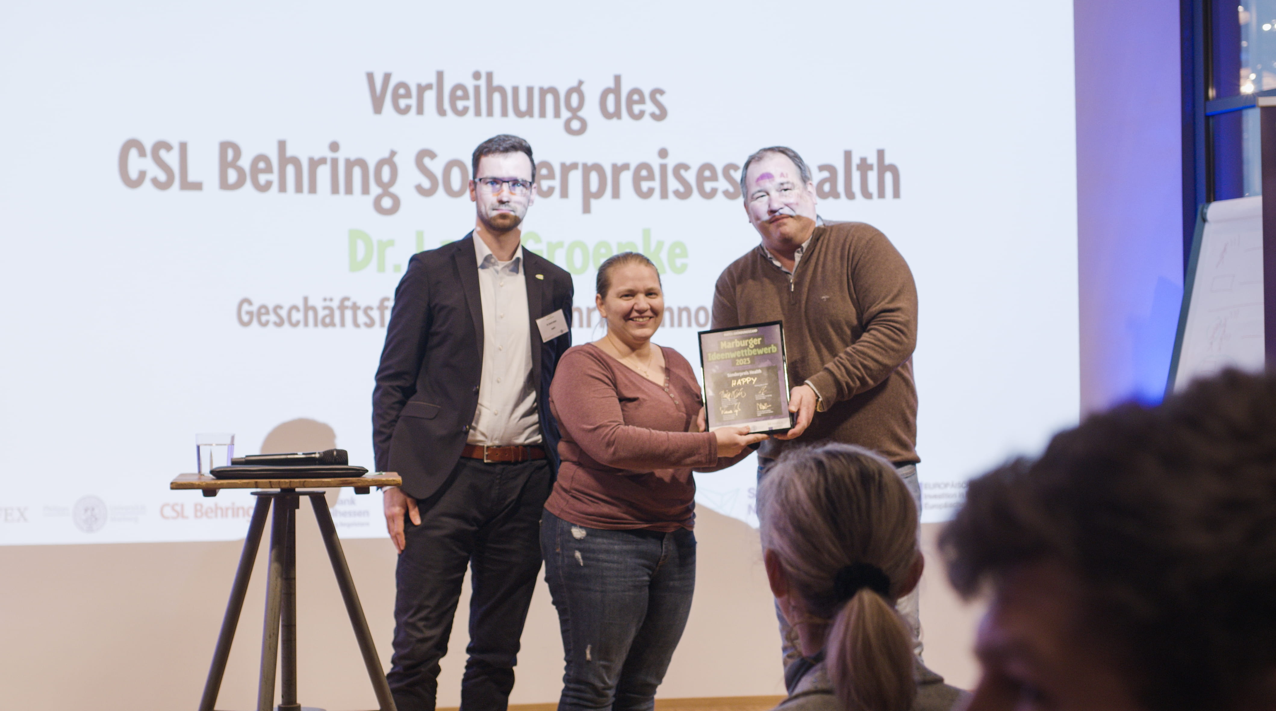 Dr. Lars Groenke überreicht den Sonderpreis "Health" am Marburger Ideenwettbewerb