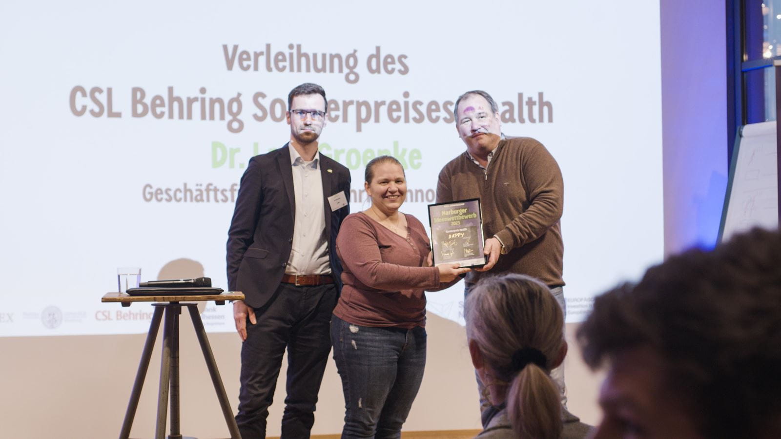 Dr. Lars Groenke überreicht den Sonderpreis "Health" am Marburger Ideenwettbewerb