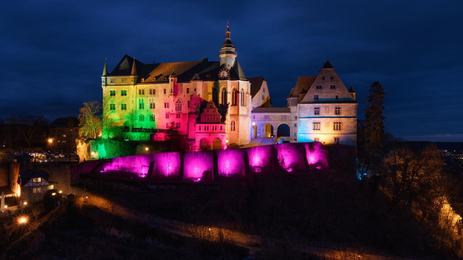 Schloss Marburg beleuchtet in den Farben des Rare Disease Day