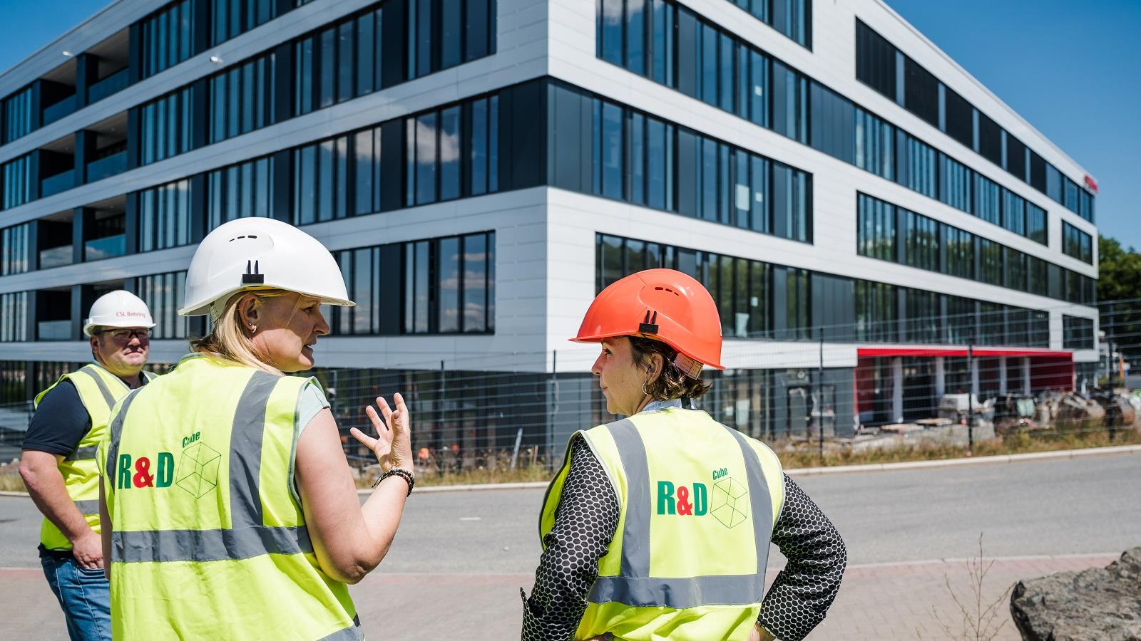 Vicky Pirzas, Geschäftsführerin von CSL R&D Marburg, und Ministerin Jaala Pulford von der australischen Regierung des Bundesstaates Victoria vor dem M600 Gebäude stehend