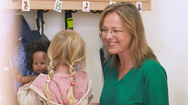 Mitarbeiterin Annett Miller mit ihrer Tochter in der Unternehmens-KiTa von CSL Behring Marburg