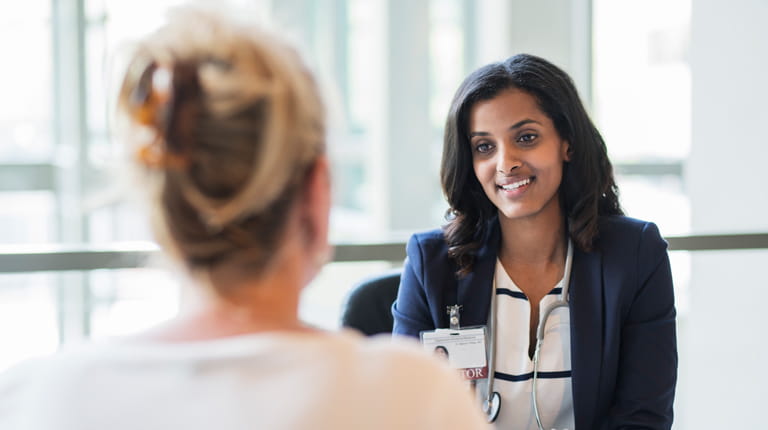 Frauenärztin spricht mit einer Patientin.