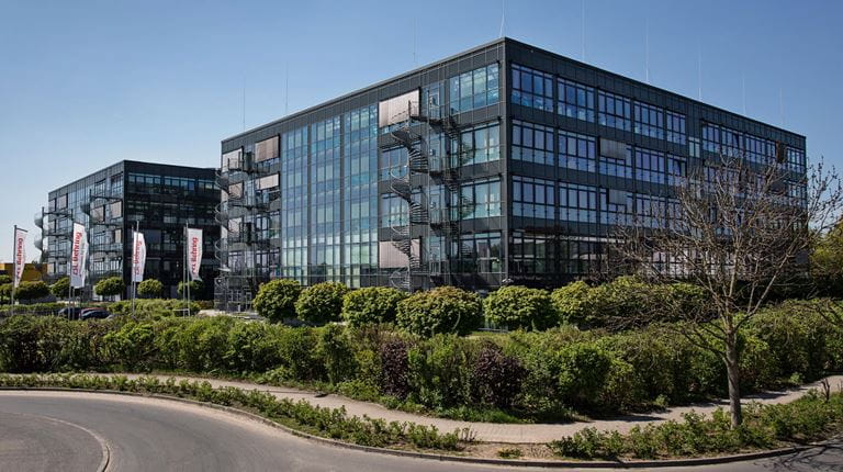 Ein Bürogebäude von außen.