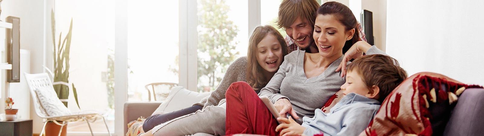 Familie entspannt auf einem Sofa
