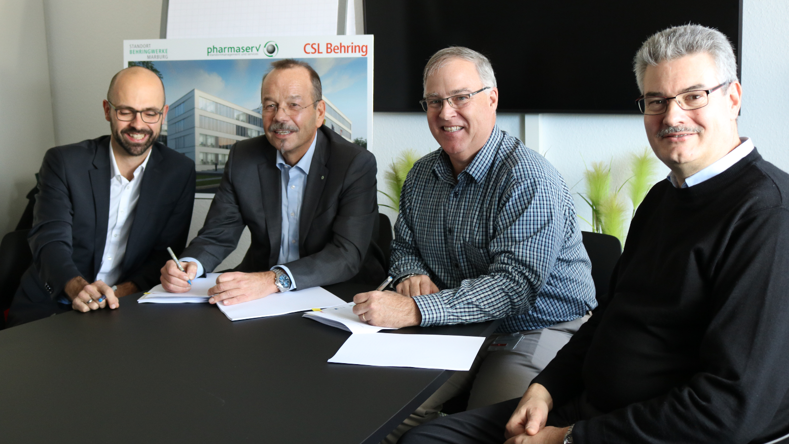 Carsten Schneider, Real Estate Management Pharmaserv; Thomas Janssen, Geschäftsführer Pharmaserv; Dr. Johannes Krämer, Engineering CSL Behring; Craig Shelanskey, Geschäftsführer CSL Behring.